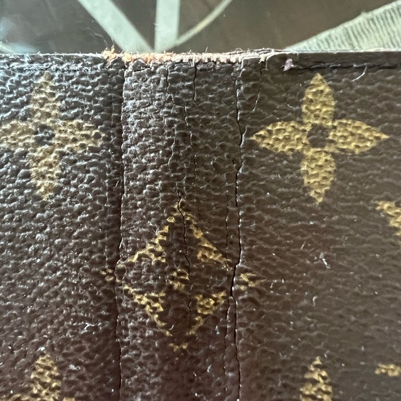 Louis Vuitton iPhone 8 and IPhone SE folio case - Picture 12 of 13